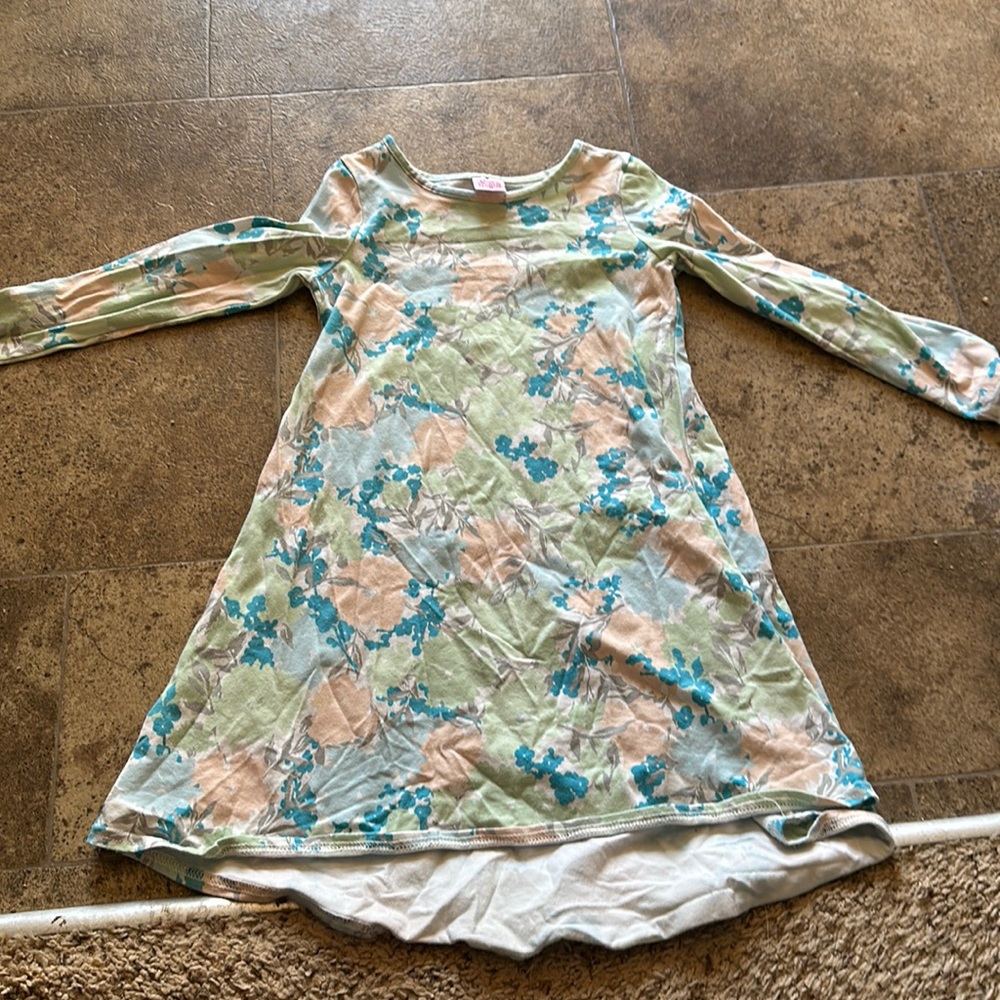 Size 6. Simply Soft. Wore a few time, so the colors are a tad faded.